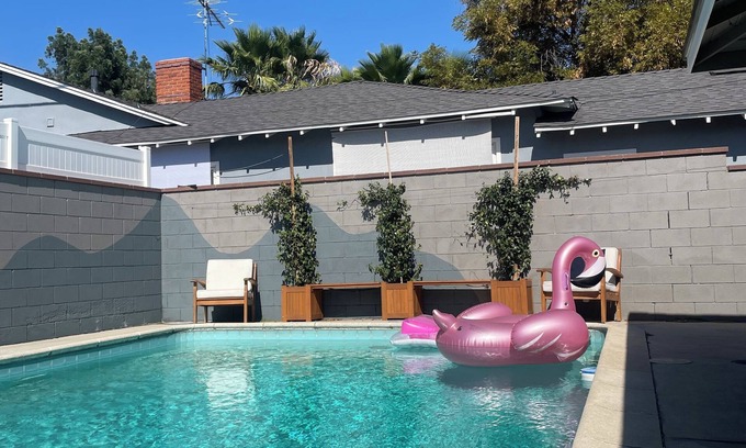 Van Nuys Casa | Charming 2-bedroom house, great for entertaining!