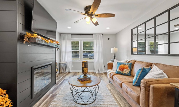 Madisonville Casa | Charming 2-bedroom house with Great kitchen space in Madisonville.