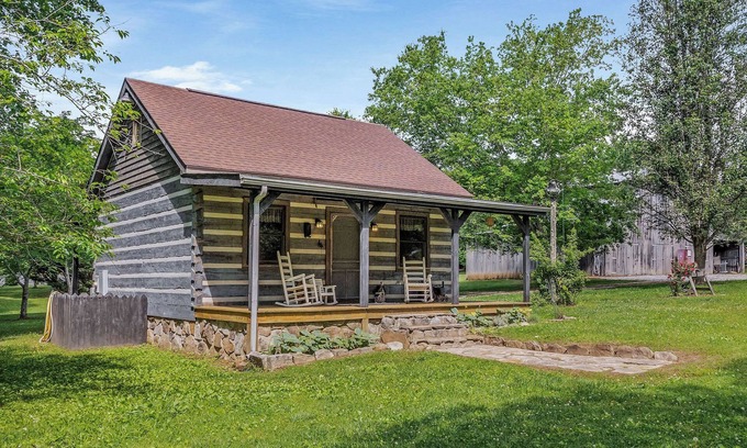 McMinnville Cabina | Charming 2 Bedroom Cabin in Nature with Antique Furnishings, Fire Pit, and More!