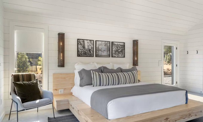 Dogwood Cabina | Charming 2-bedroom, lakeside cabin at Lake Cypress Springs in Mt. Vernon, TX