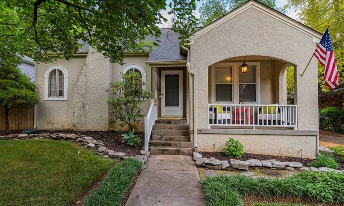 Murfreesboro Casa | Charming 2-bedroom house in lovely Downtown Murfreesboro Cottage with WiFi, AC