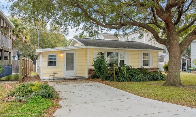 Surfside Beach Cabaña | Charming 2-bedroom cottage, walking distance to the beach