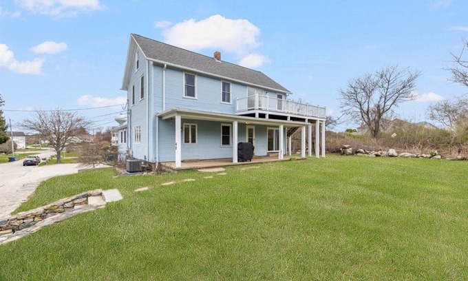 Point Judith Casa | Charming 2-bedroom in delightful Narragansett with WiFi, AC. Walk to beach!