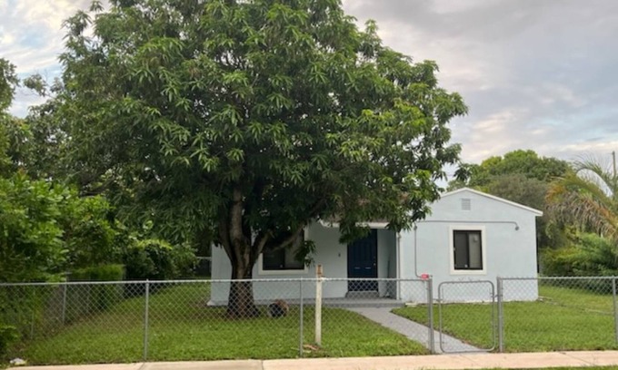 North Miami Casa | Charming 2-bedroom house in delightful North Miami with WiFi, fitness room