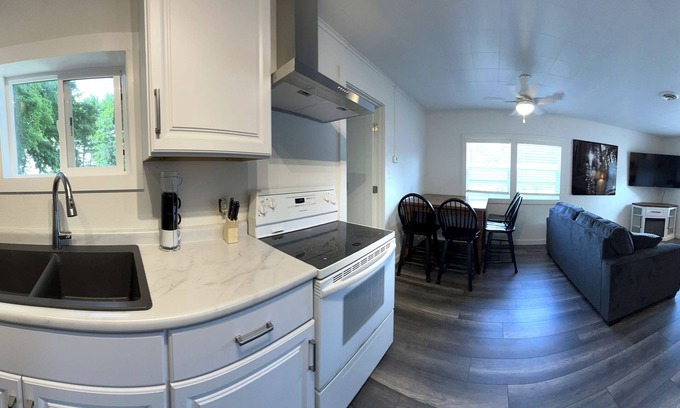 Pelican Lake Cabaña | Charming 2-bedroom cottage with WiFi and AC in brilliant Pelican Lake