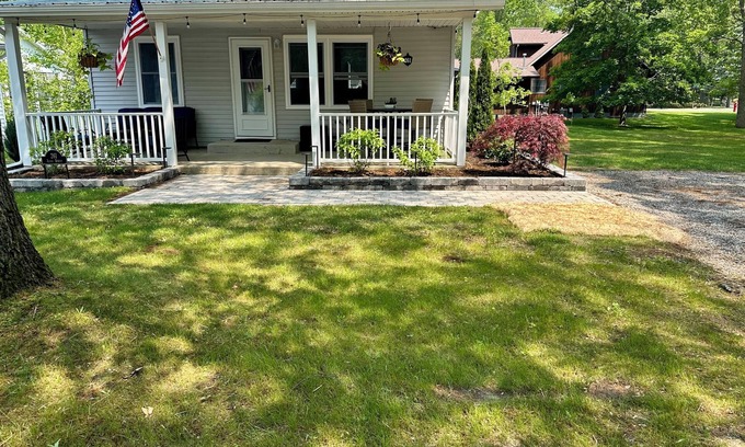 Port Austin Cabaña | Charming 2-bedroom cottage steps away from the beach, restaurants, and downtown