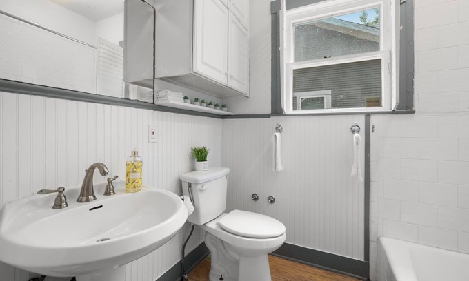 Highland Park Casa | Charming 2-bedroom house in fabulous San Antonio with AC