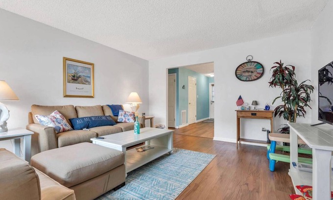 Ortley Beach Condominio | Charming 2-bedroom condo in Seaside Park, one block from the beach