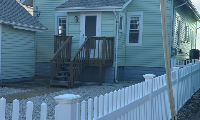 Ortley Beach Cabaña | Charming 2-bedroom cottage in Seaside Park
