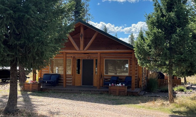 Seeley Lake Cabina | Charming 2-bedroom cabin with bonus loft, pet-friendly in Seeley Lake