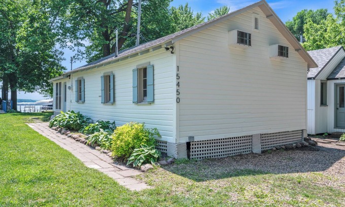Spirit Lake Cabaña | Charming 2-bedroom cottage on West Lake Okoboji with EV Charging