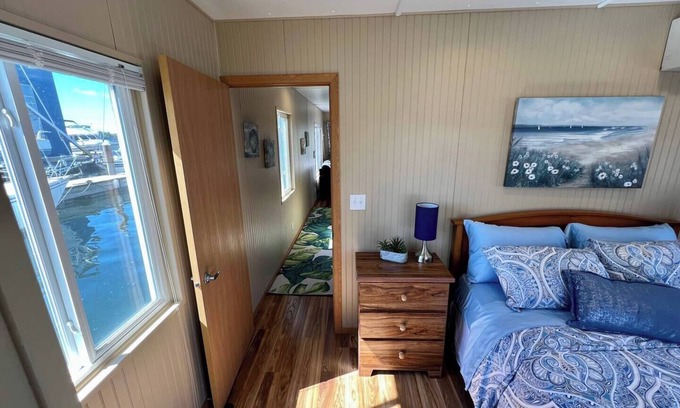 Sturgeon Bay Alquiler De Eote | Charming 2-bedroom houseboat in Sturgeon Bay with AC, WiFi / Pier Relax'n