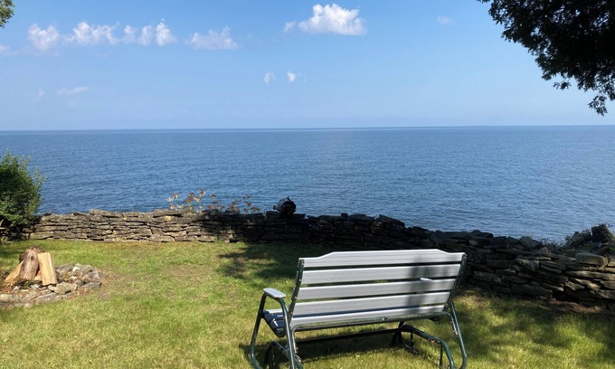 Sturgeon Bay Cabaña | Charming 2-bedroom cottage directly on the bay of Sturgeon Bay