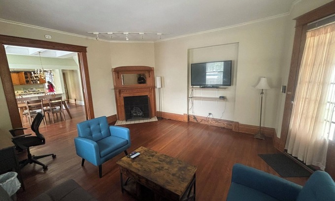 Terre Haute Apartamento | Charming 2-bedroom 1st Floor apartment in lovely Terre Haute with WiFi, AC