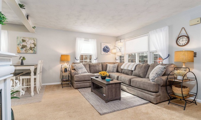 Terre Haute Casa | Charming 2-bedroom bungalow, pet friendly, King bed in Wonderful Terre Haute