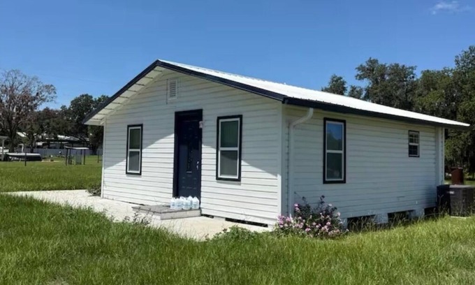 Thonotosassa Casa | Charming 2-bedroom white house in tranquil Thonotosassa with AC