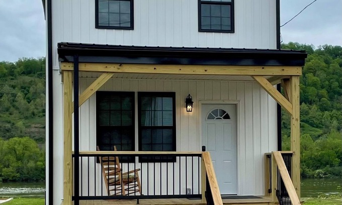 Short Creek Casa | Charming 2-bedroom Riverfront Retreat backs up to the Ohio River-Tiltonsville OH