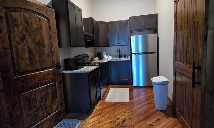 Walnut Cove Apartamento | Charming 2-bedroom apartment in lovely Walnut Cove with AC, WiFi