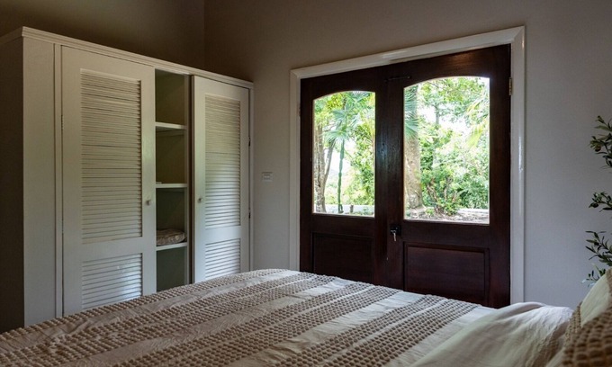Pares Casa | Charming 2-bedroom villa with AC, WiFi in secluded area