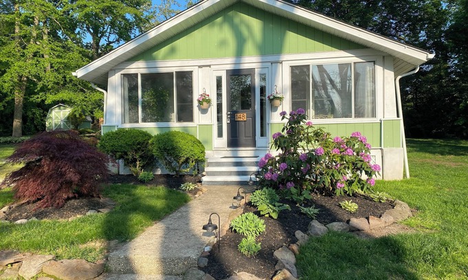 North East Cabaña | Charming 2-bedroom water oriented cottage with water access