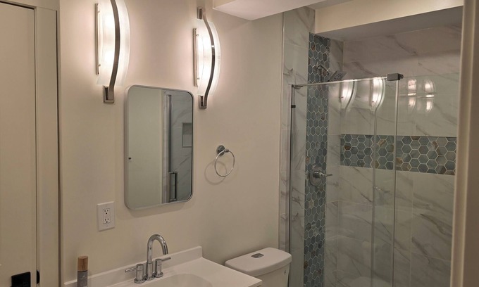 Tallyn's Reach Casa | Charming 2-bedroom Walkout Basement, Private Entrance, in Aurora with Wi-Fi,TV