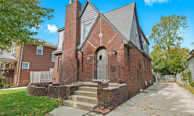 Huntington Woods Casa | Charming 2 Family Duplex Home | Downtown Royal Oak