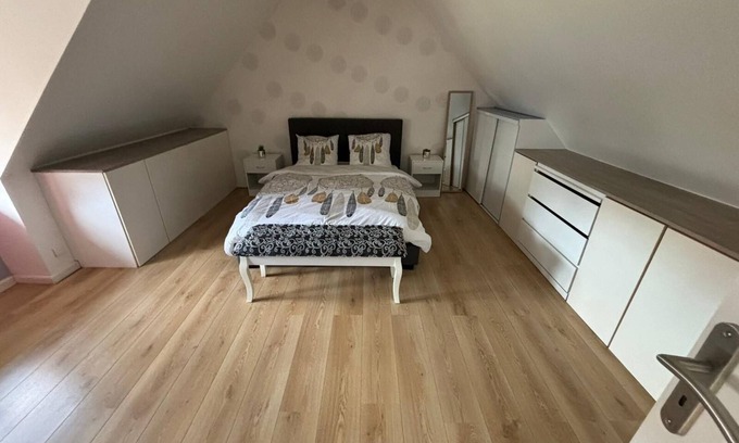 Sotteville-les-Rouen Casa | Charming 2-bedroom townhome in lovely Sotteville-lès-Rouen with WiFi