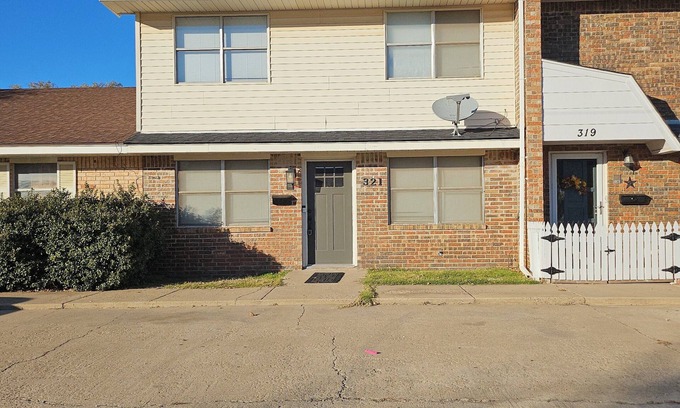 Hobart Casa | Charming 2-Story Townhouse Retreat – Perfect for Your Next Getaway!