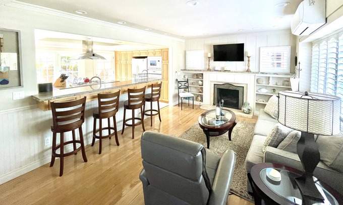 Hermosa Beach Cabaña | Charming 2bd,2ba beach cottage steps from the sand