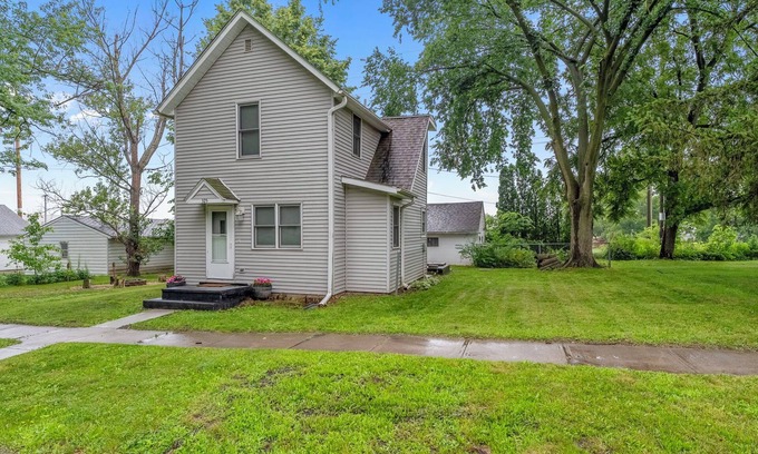 North Liberty Casa | Charming 2bed, 1.5bath home with fire pit, near trails, dining, and key landmark