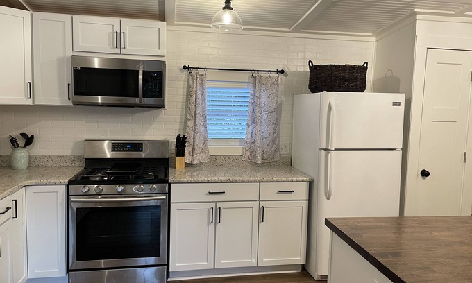Leesville Casa | Charming 2bed/1bath minutes from Fort Polk with large yard