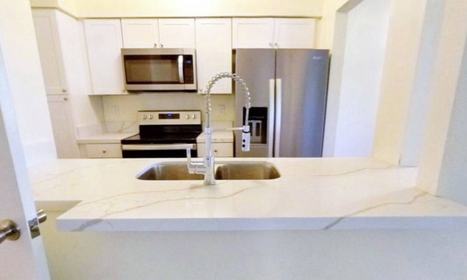 West Park Community Apartamento | Charming 2bedroom apartment with WiFi,AC and park view in delightful Bakersfield