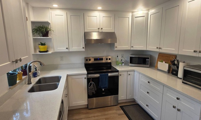 West Seattle Casa | Charming 2bedroom townhome in awesome Seattle W/ AC, WiFi, next to Lincoln park