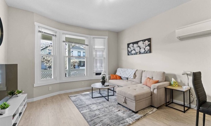 West Central Apartamento | Charming 2BR – 2-Min Walk to Downtown Attractions