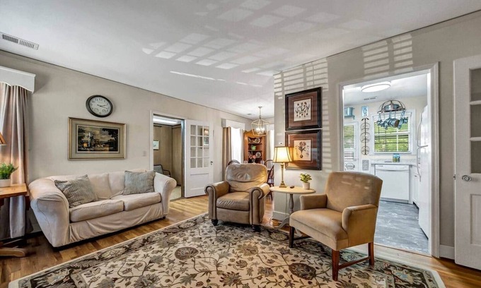 Cayce Casa | Charming 2BR - Antique Cottage
