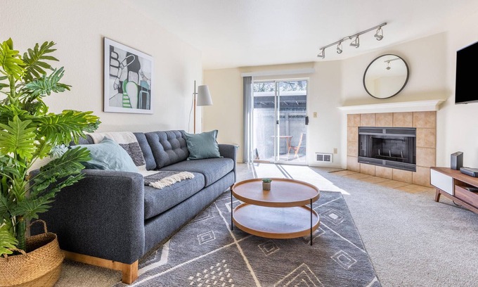 Lake Forest Apartamento | Charming 2BR Apartment in Lake Oswego + Pets OK