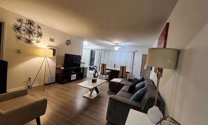 West Los Angeles Casa | Charming 2BR at Westside Village