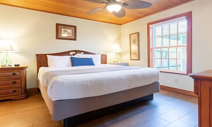 Captiva Hotel | Charming 2BR Beach View Cottage| Porch | Outdoor Pools | Free Parking