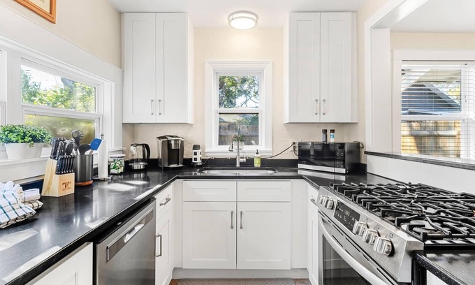 Crescent Lake Casa | Charming 2BR bungalow by Crescent Lake, close to beaches, eats & Dtown St. Pete!
