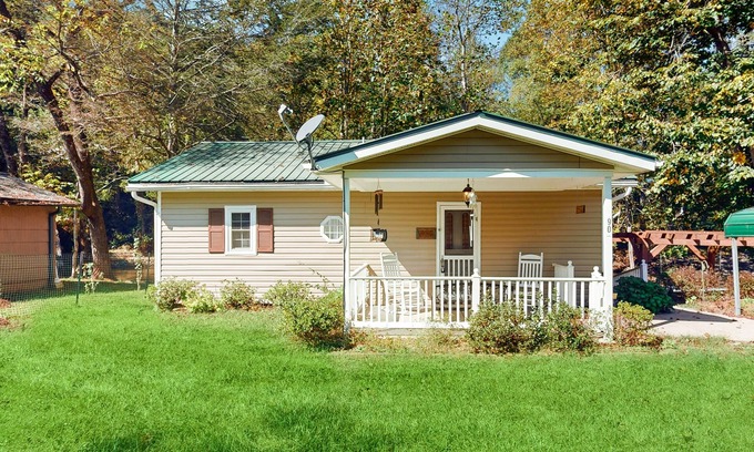 Franklin Casa | Charming 2BR Bungalow with stunning views and gas grill