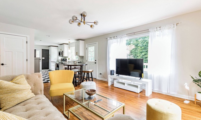 Raleigh Casa | Charming 2BR Cabin in Raleigh - starts at 3.5k/month