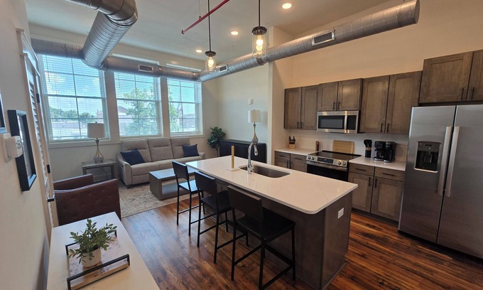 McMinnville Condominio | Charming 2BR condo in McMinnville, perfect for families and pets!