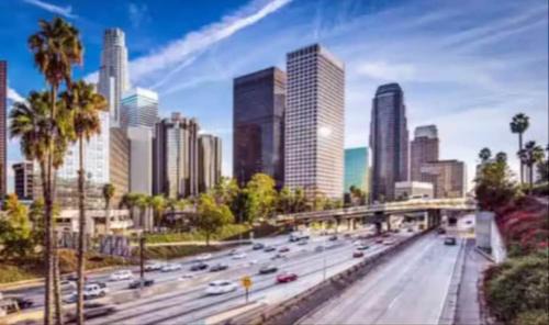 Los Angeles Apartamento | Charming 2BR Condo with Onsite Parking Included