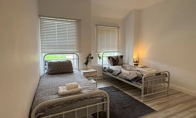 Crawley Cabaña | Charming 2BR Cottage - Fully Furnished - 10min LGW
