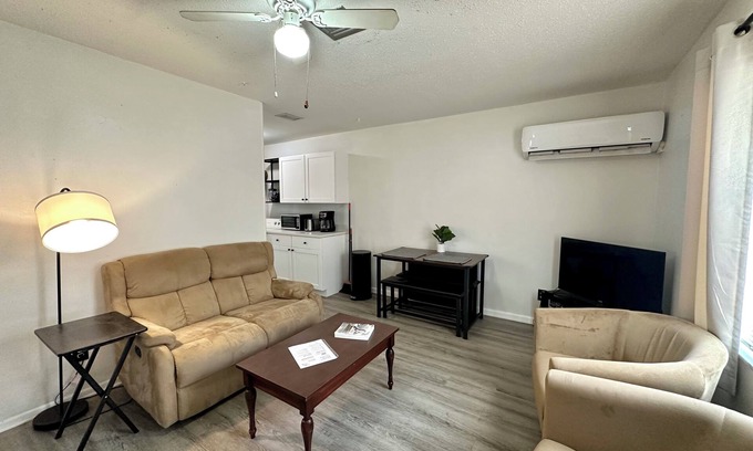 Pinellas Park Apartamento | Charming 2BR Duplex Unit near St. Pete! Fast Wi-Fi, Pet Friendly!