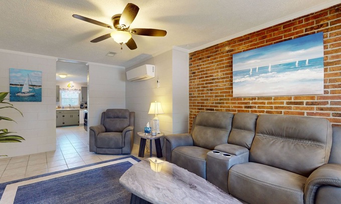 Wilmington Casa | Charming 2BR Duplex with high speed internet and close to local attractions