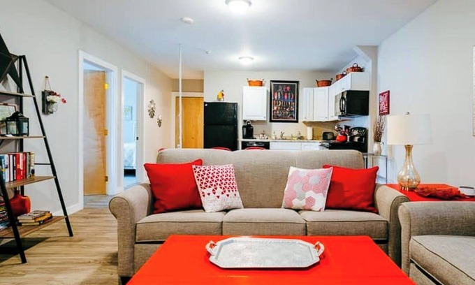 Delhi Apartamento | Cozy 2BR Village Apartment near Golf, College, Weddings