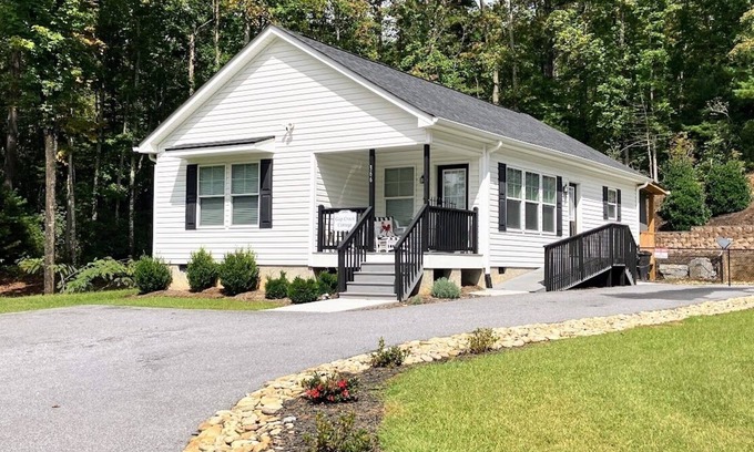 Fletcher Casa | Charming 2BR Retreat with Full Kitchen, Wifi and Gas Grill for Outdoor Dinning