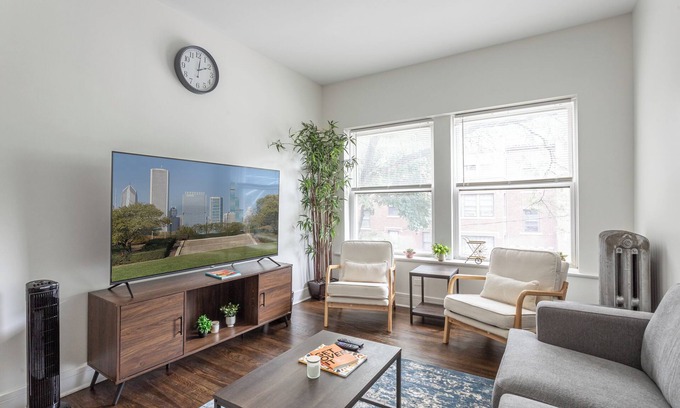 East Albany Park Apartamento | Charming 2BR Stay Ideal for Long or Short Visits