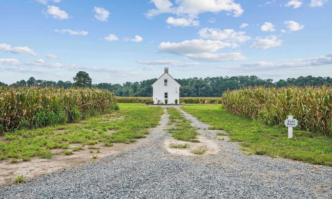 Locustville Cabina | Charming 2BR with Fire Pit on Farm - 10 Min to Wharf